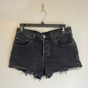 Size 27 women’s black Levi 501 denim shorts